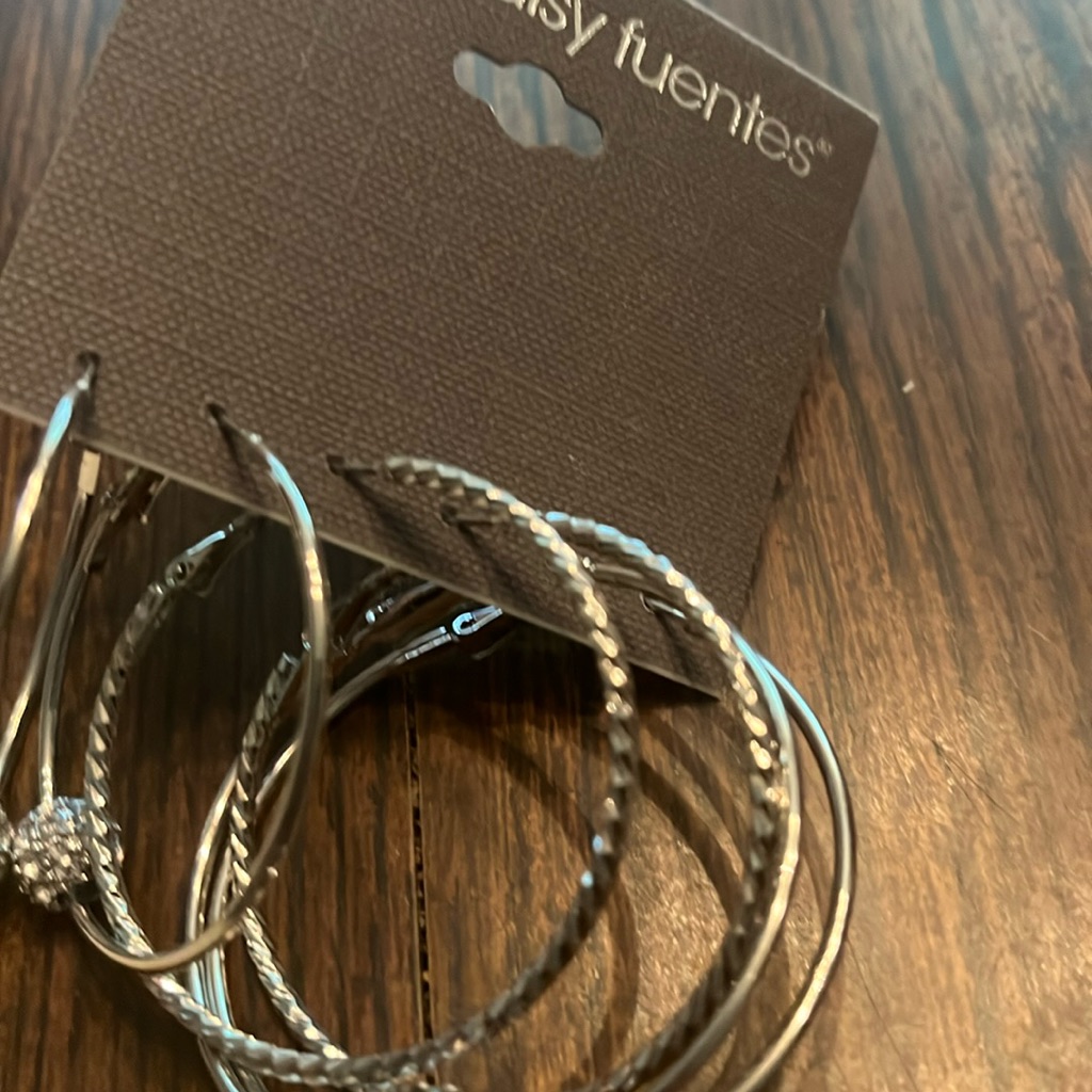 Daisy Fuentes Set Of Three Various Size Hoops